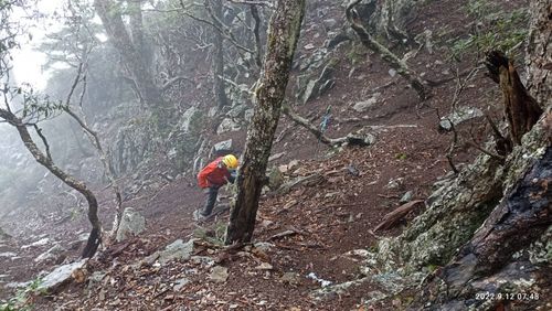 峭壁上又找到鞋帽!法官陳伯均登山失聯47小時 最新搜救進度曝光