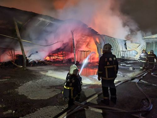 高雄傢俱工廠深夜火警 大量木材助燃!勇消奮戰3小時累翻