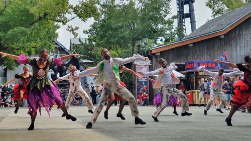 六福村墓碑鎮中秋連假恐怖登場！貼舊照抽機票　這樣做票價再打5折