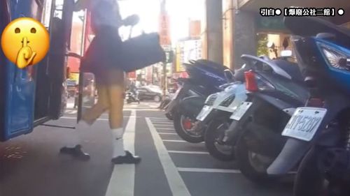 「邪惡視角影片」控校車壞壞! 下車的超短裙女孩讓網友歪樓:14秒看了20分鐘