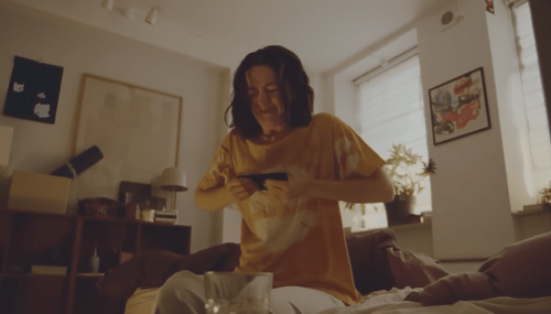 三星最新廣告再嘲諷Apple　iPhone 14不能摺疊