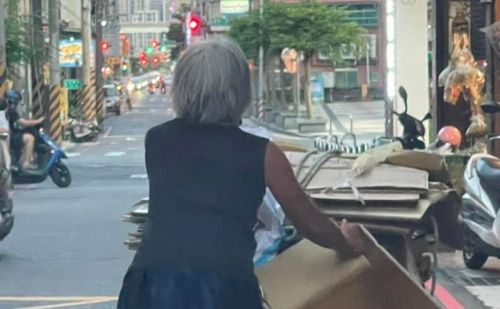 紙箱掉滿地!拾荒嬤被狂叭20秒 她下個動作讓一堆駕駛慚愧