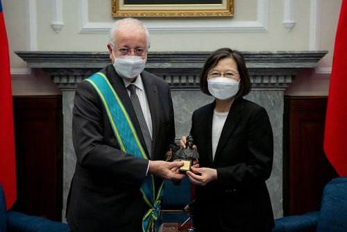 蔡英文贈「大綬卿雲勳章」　法蘭西學院終身秘書：世界更需要台灣