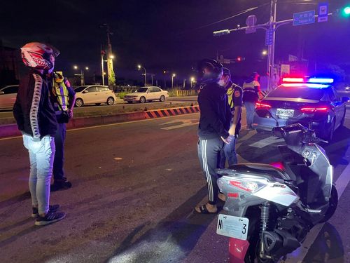 口罩遮車牌台61競速!男子「脫隊」這下慘了 警包抄圍捕開罰