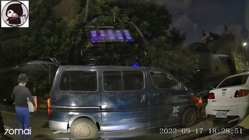 超狂違停影片!擋路口「一車當關」逕自搬貨 喇叭按破也不甩