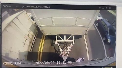 先撞倒再捲聯結車底　驚險影片！彰化女天選之人躲死劫