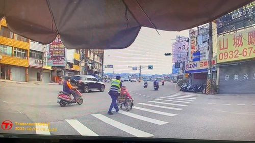 8旬嬤自推輪椅求醫受困車陣裡　台中暖警這一舉動讓人感動