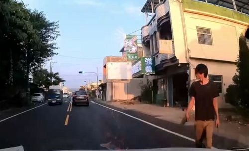 恐怖雙刀男無差別攻擊畫面曝光 攔車砸碎玻璃!民眾:還好鐵包肉