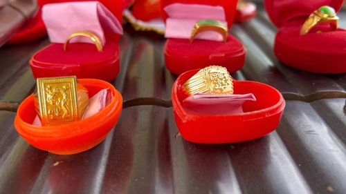 独子不知老母衣橱藏金戒指 一通电话逾9万元差点飞了