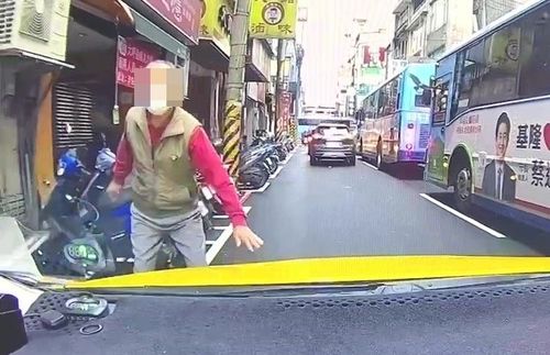 小黃司機下車小解　男偷開車逃逸辯稱只是好玩