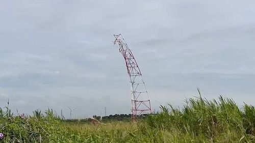 風真透 !彰化鹿港刮十級陣風 央廣百米發射塔變「台版比薩斜塔」