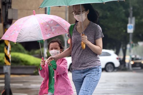 下班注意！4縣市大雨特報　明東北季風減弱「這幾區」仍有雨