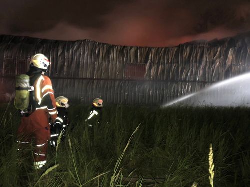 中壢鐵皮工廠凌晨竄惡火 百餘坪廠房付之一炬