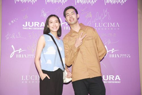 陳大天黏女友看劇「有計劃婚事」 恩師張小燕身體不適缺席曝病況