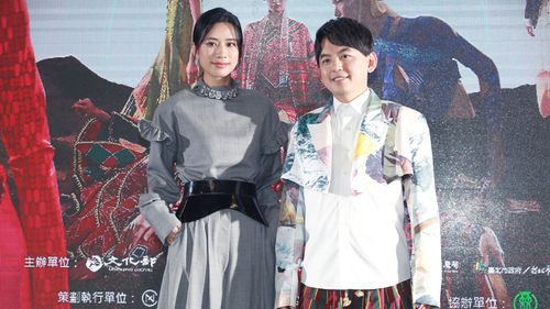 台北時裝周｜趙岱新被求婚後首露面看原民風跨界秀　嬌笑被黃子佼「催生」