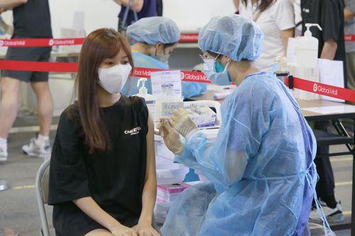 手刀快！700多萬人搶200多萬劑　莫德納次世代10/11起開放全部成人