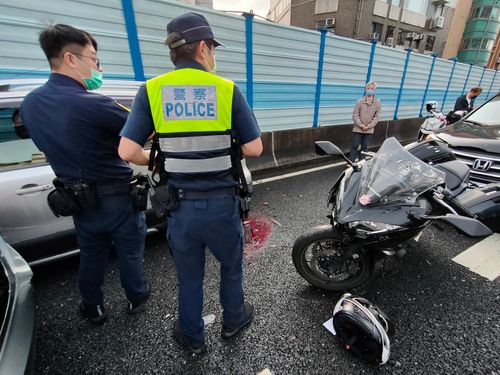 畫面曝光!北市新生高架紅牌重機煞不及撞前車 騎士前滾翻遭後車夾擊命危