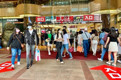 國慶連假助攻!百貨周年慶業績成長超預期 精品、彩妝、燕窩熱賣