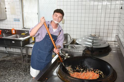 許富凱偏鄉當煮夫 拿大鍋鏟為80人炒菜