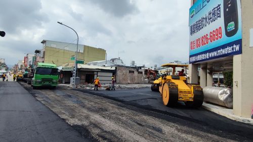 918強震玉里塌樓拆除清空 道路柏油今午完成鋪設