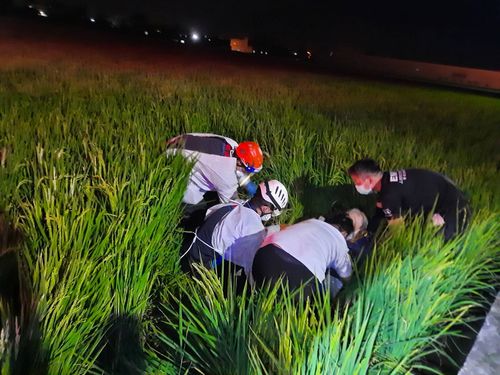趕下班回家吃晚餐　苗栗路口碰撞2騎士噴進稻田裡