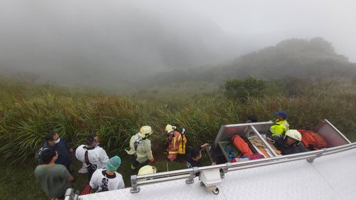 新北貂山古道轎車摔落邊坡 5人獲救幸僅輕傷送醫