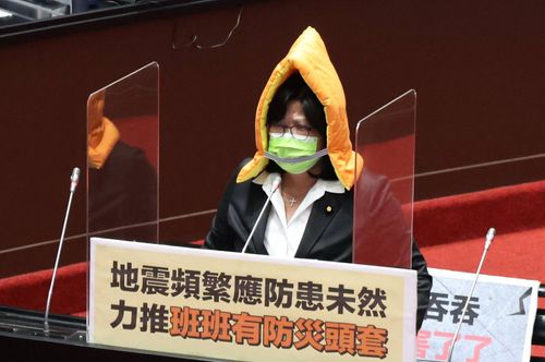 綠委建議全國班班有防災頭套 蘇貞昌促教育部瞭解