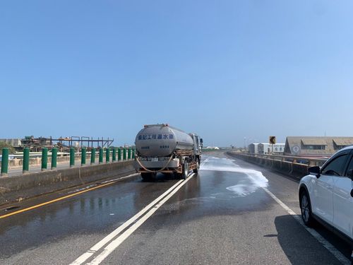 桃園3單車騎士身體燒灼刺痛急送醫 疑化學槽車沿路洩強鹼液釀禍