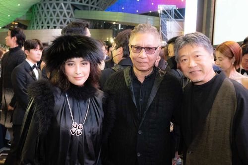 釜山影展|何超儀鉛筆腿辣翻 合體三池崇史、是枝裕和紅毯玩自拍