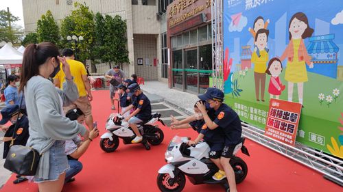 台南小小警察帥氣騎重機出勤 捨不得換裝「我想要抓壞人」