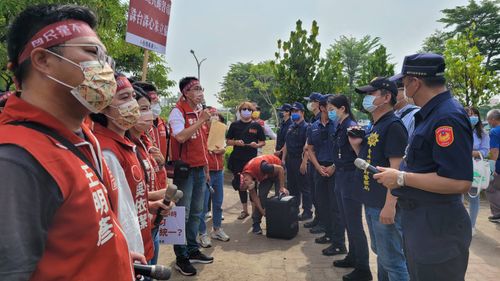 朱立倫陪謝龍介登記 基進黨抗議要求踹共 龍介仙:給少年人表演機會