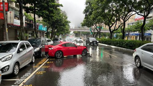颱風天遇路面積水打滑　甩尾神車也失控！慘撞路邊3車