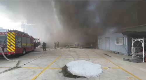 高雄楠梓工地火警竄濃煙 目擊者驚呼:天空都被遮住了