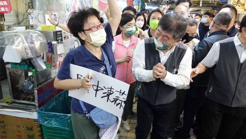 嗆聲嬤如影隨形!陳時中掃市場被比倒讚 罵「防疫破口」