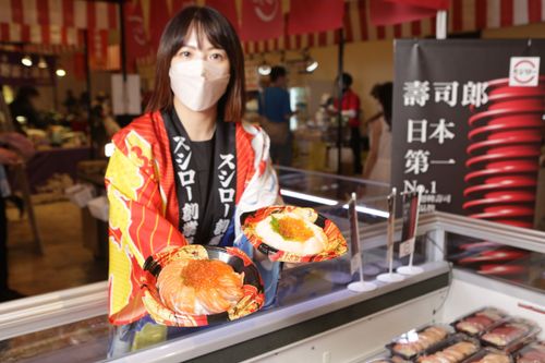 日本展直擊 超巨型「鮭」山島壽司獨家限時販售