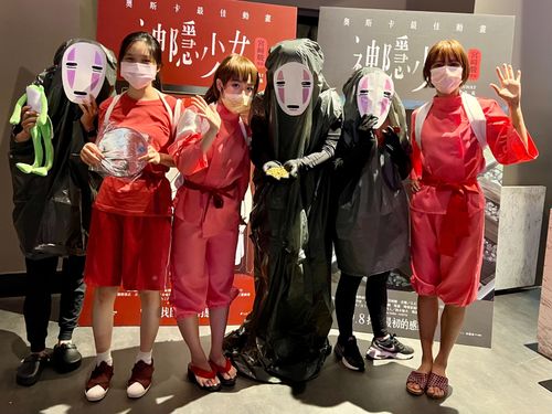 《神隱少女》首映撞颱風 垃圾袋變裝無臉男超Q