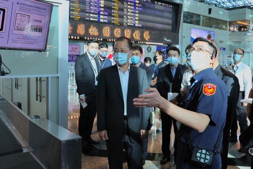 國門解封!警政署長視察桃園、松山機場 安檢、交通不容出錯