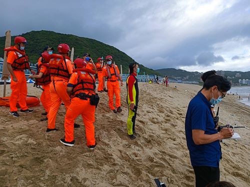 兄弟檔萬里海泳體力不支失蹤　警消出動船艇搜救