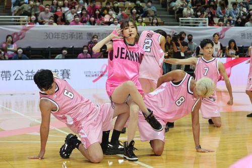 謝金燕筷子腿搶鏡嗨翻籃球場 要觀眾直接跟她領便當