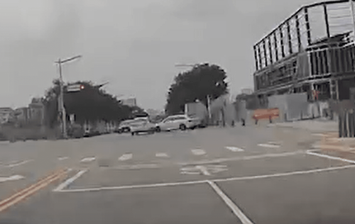 一個搶快一個未禮讓　台中直行、轉彎車兩對撞1輕傷｜撞擊片