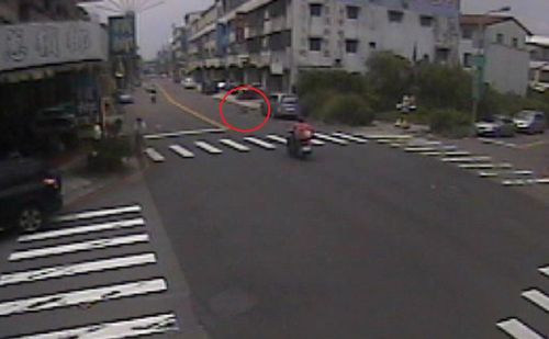 台中96歲嬤迷路暈倒路邊 警察靠一張繳費單解危