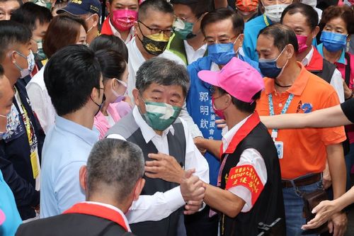 北市選戰三腳蹲！蔣喊20蹲換車票　阿中稱能30蹲、珊珊現場馬步蹲