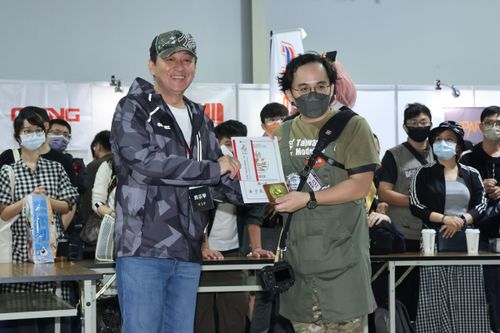 庹宗華模型祭頒獎　民眾高呼「班長好」