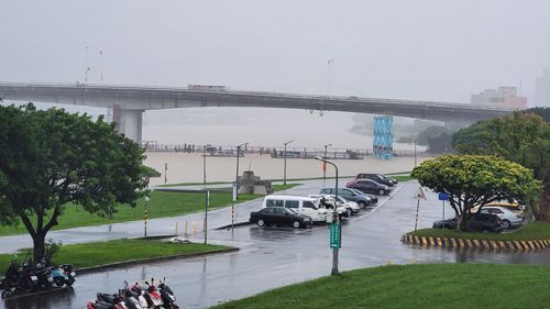 基隆河水位持續高漲 北市16:00起關水門了!提醒堤外車主快開走
