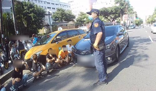 仇家不期而遇地院前開打 警逮9人蹲地等送辦