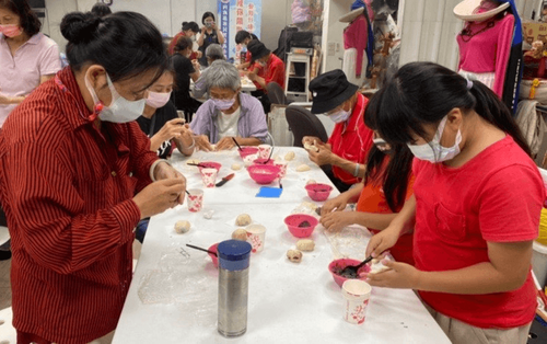 肚子餓了!日本、祕魯混血新住民手作月見饅頭  展示日本中秋文化