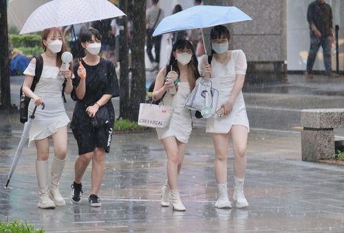 2熱帶低壓接力生成！最快今轉輕颱塔拉斯　周末這幾區迎雨彈