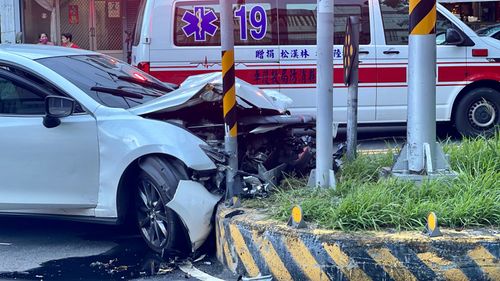 疑轎車搶快雙黃線超車釀禍 台東綠色隧道害吉普車翻車
