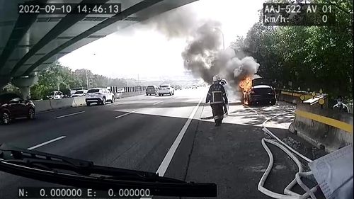 國1苗栗三義段火燒車 5人急跳車活命、車燒成骨架