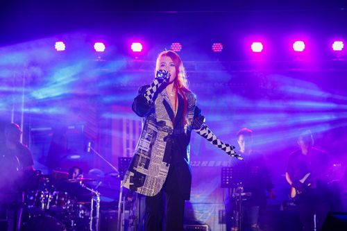 A-Lin隔4年紅髮唱校園「變年輕了」 12月飛美國賭城開唱過聖誕